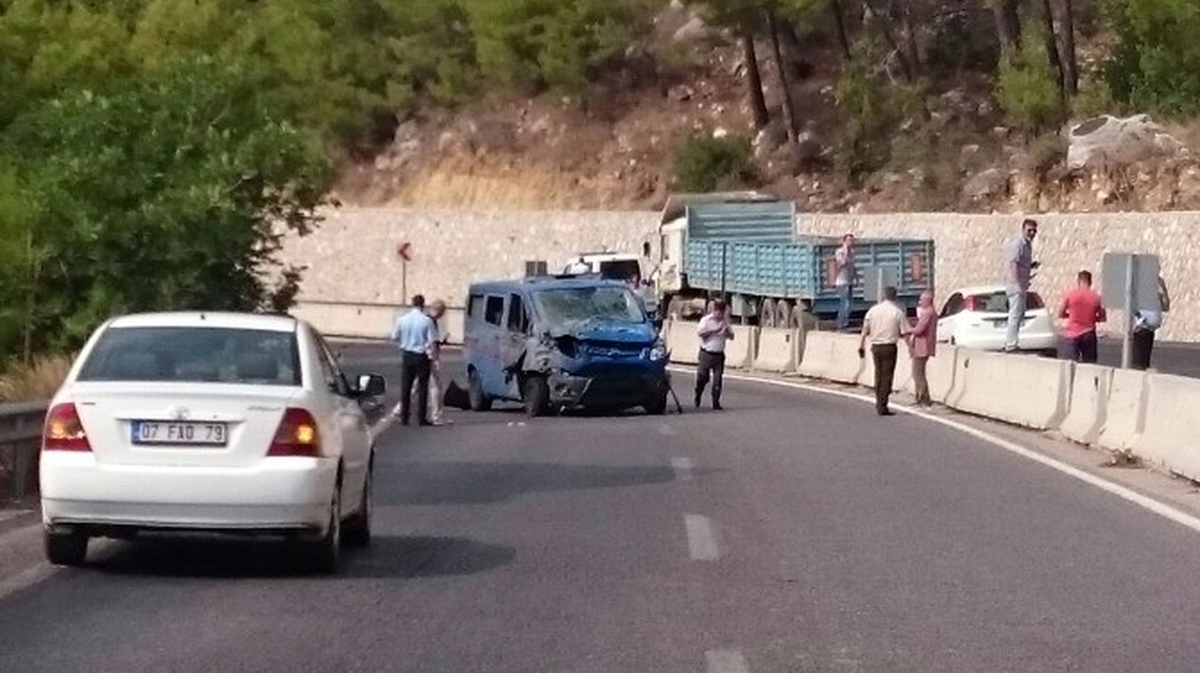 Antalya\'da Askeri Aracın Geçişi Sırasında Patlama: 2 Yaralı