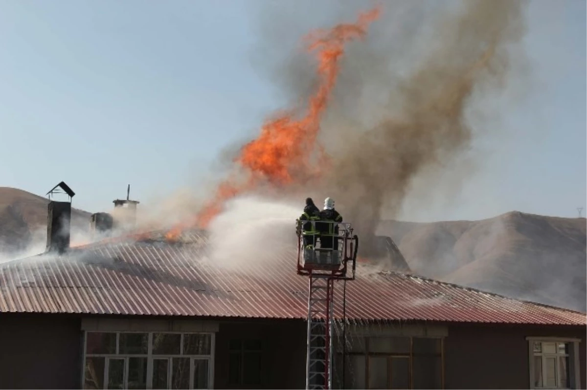 Bitlis\'te Çıkan Yangına İtfaiye Ekipleri Müdahale Etti