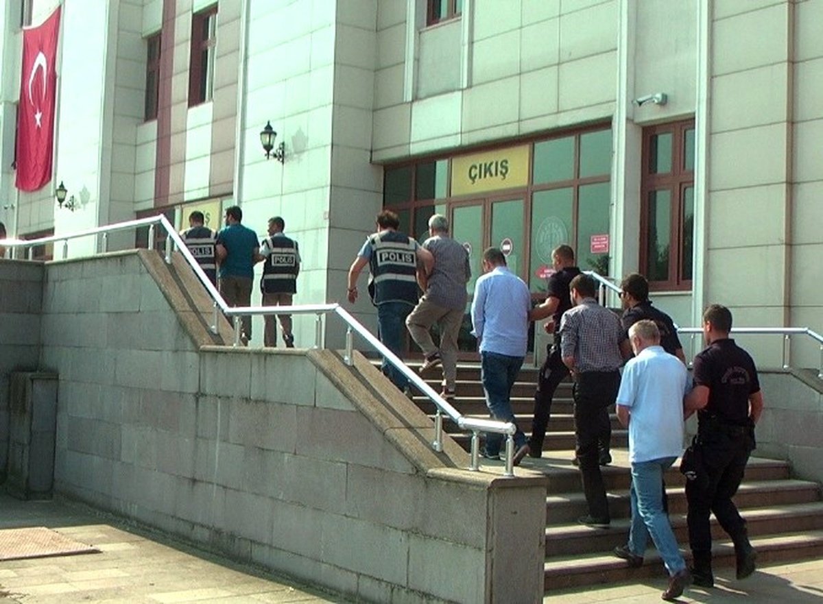 Düzce\'de Adliyeye Sevk Edilen 9 Kamu Görevlisi Tutuklandı