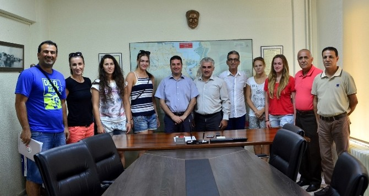 Gençlik Hizmetleri ve Spor İl Müdürü Ataşbak, Şakirpaşa Genç Spor Kulübü Kadın Hentbol Takımını...