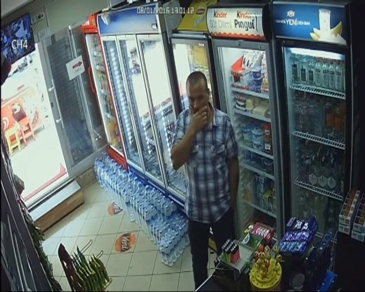 Güpegündüz Büfeyi Soyan Hırsız Güvenlik Kamerasına Yakalandı