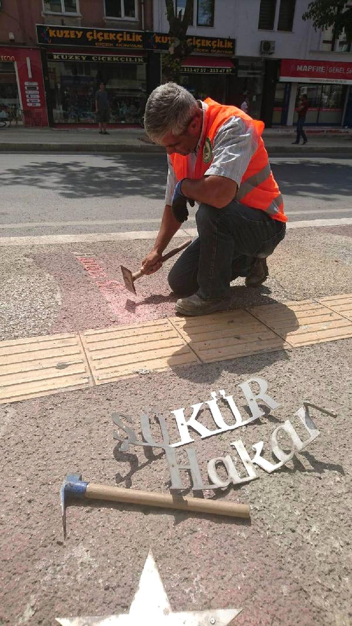 Hakan Şükür\'ün Adı O Kaldırımdan Söküldü