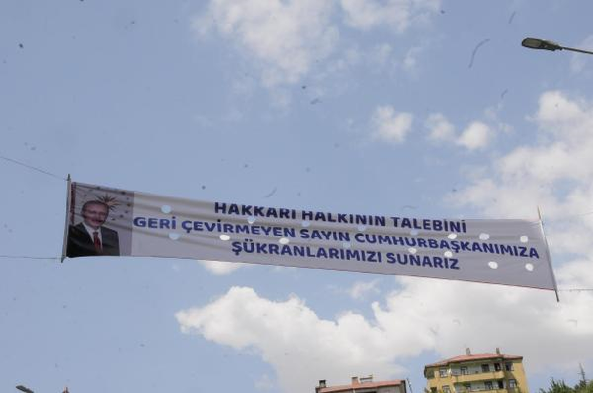 Hakkari\'de Cumhurbaşkanı Erdoğan\'a Pankartlı Teşekkür