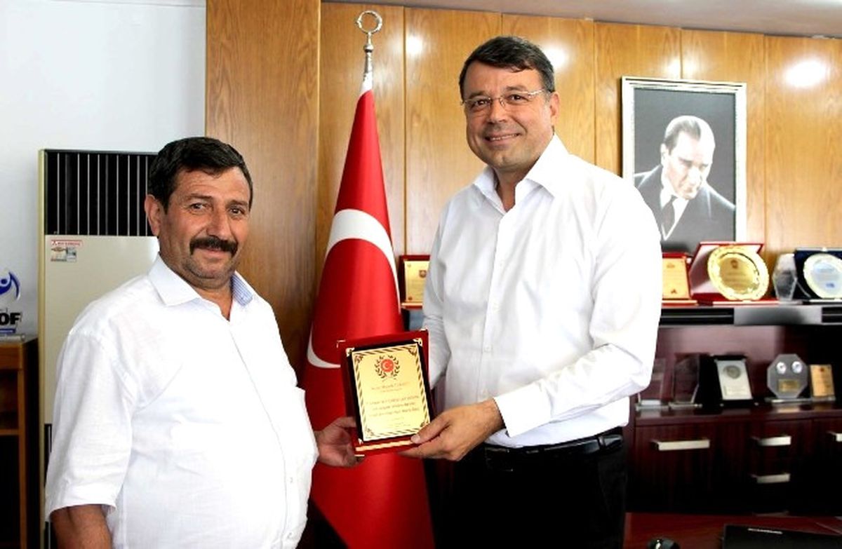 İmamuşaklılardan Başkan Turgut\'a Plaket