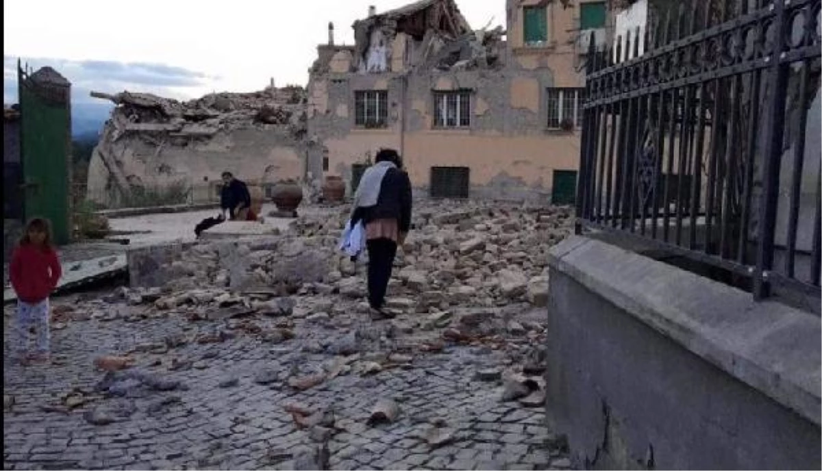 İtalya\'da Deprem: En Az 6 Ölü. Bir Kasabanın Yarısı Yıkıldı
