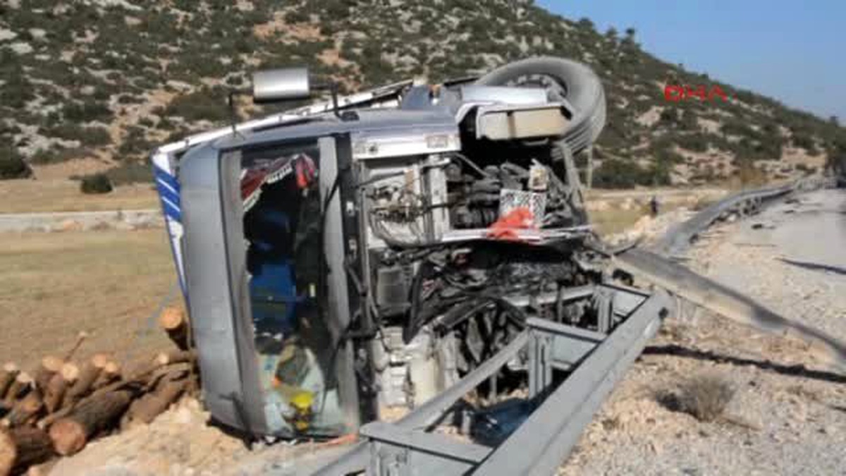 Korkuteli\'de Otomobille Kamyon Çarpıştı: 1 Ölü, 1 Yaralı