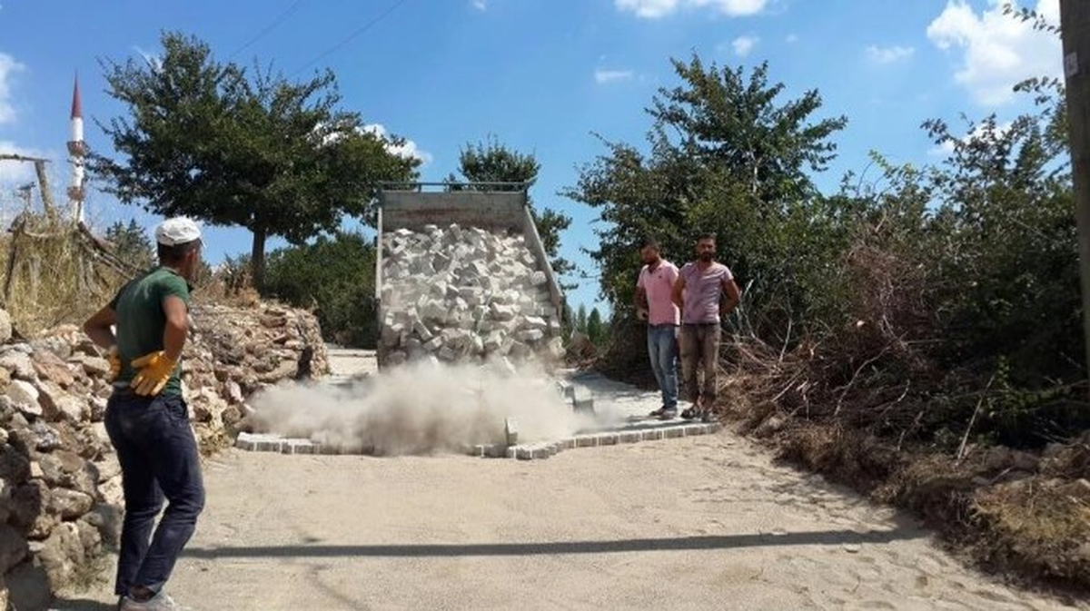 Mezarlık Yolları Bakımdan Geçiyor