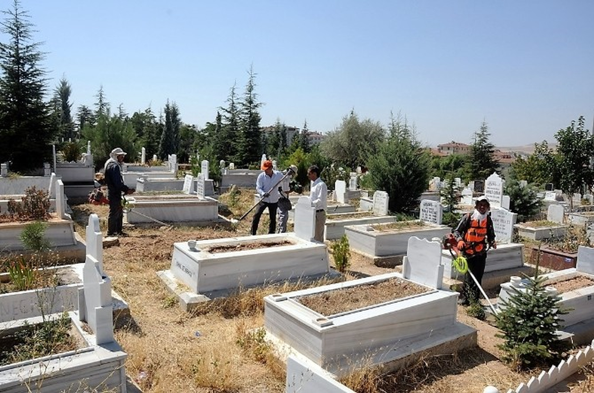 Mezarlıklar ve Boş Alanlarda Yabani Ot Mücadelesi Hızlandırıldı