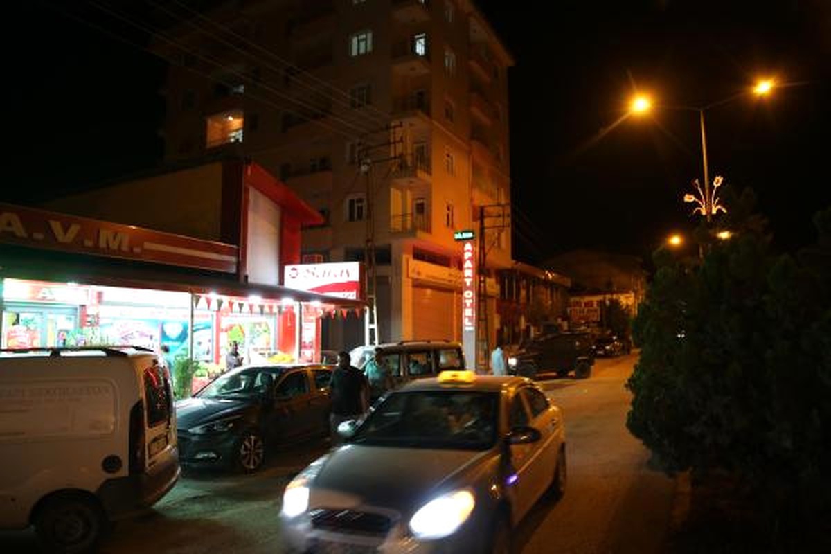 PKK\'lı Teröristlerin Attığı Roket Mermisi, Sivillerin Yaşadığı 6 Katlı Binaya İsabet Etti