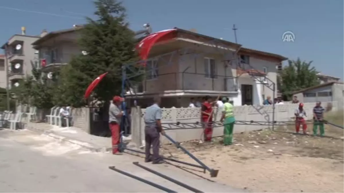 Şehit Uzman Çavuş Kerim Üye\'nin Baba Evine Taziye Ziyaretleri Sürüyor