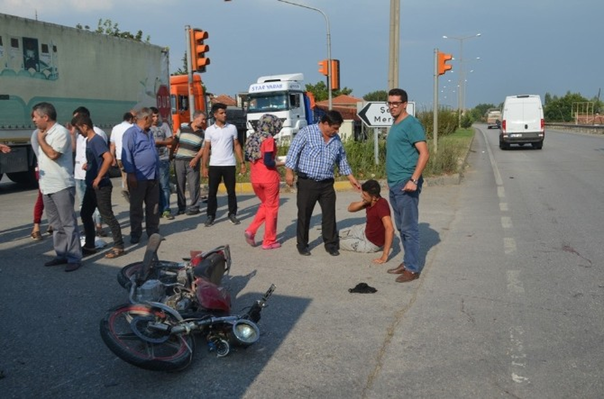 Tır\'la Çarpışan Motosikletli Yaralandı