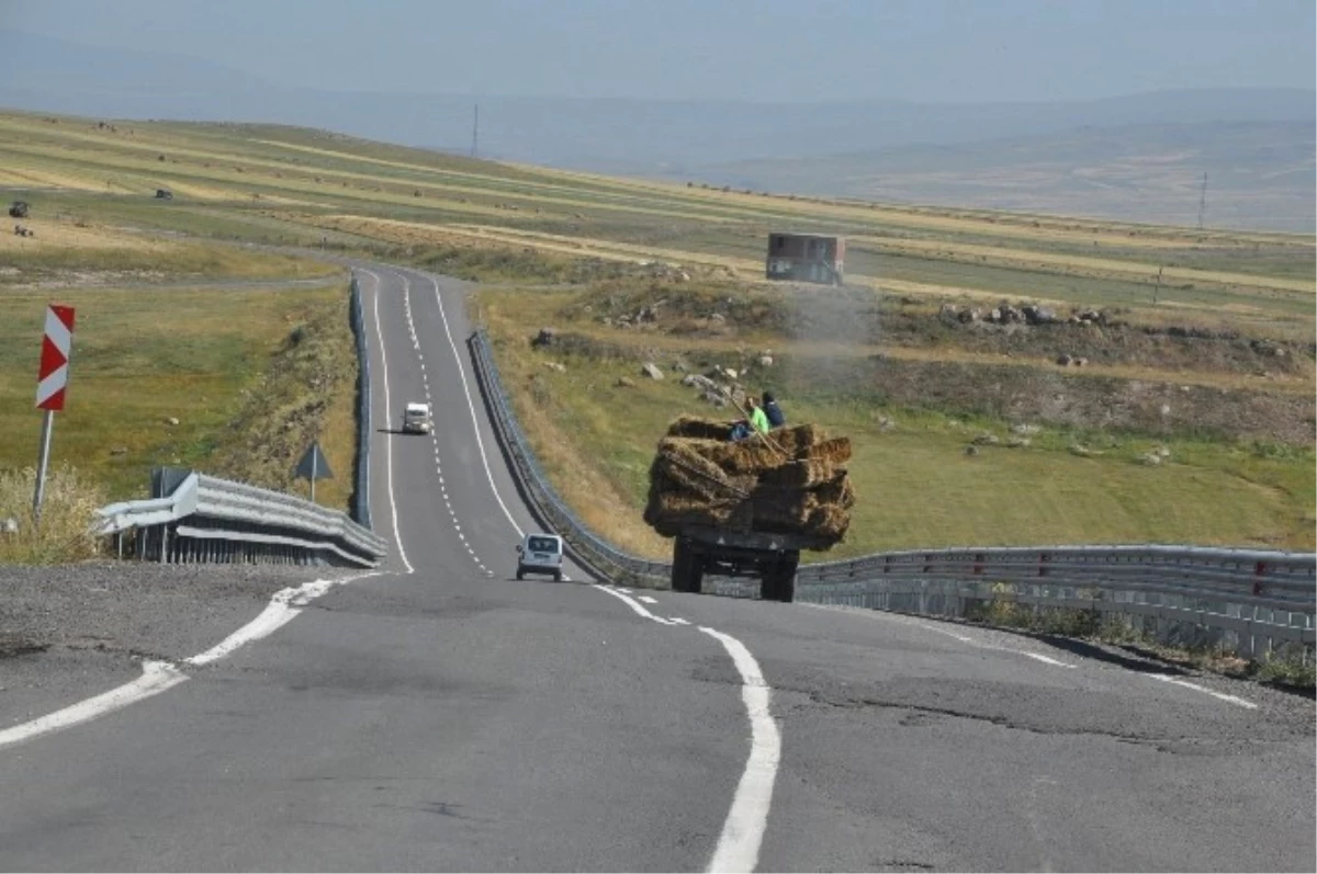 Traktör Römorku Üzerinde Tehlikeli Yolculuk