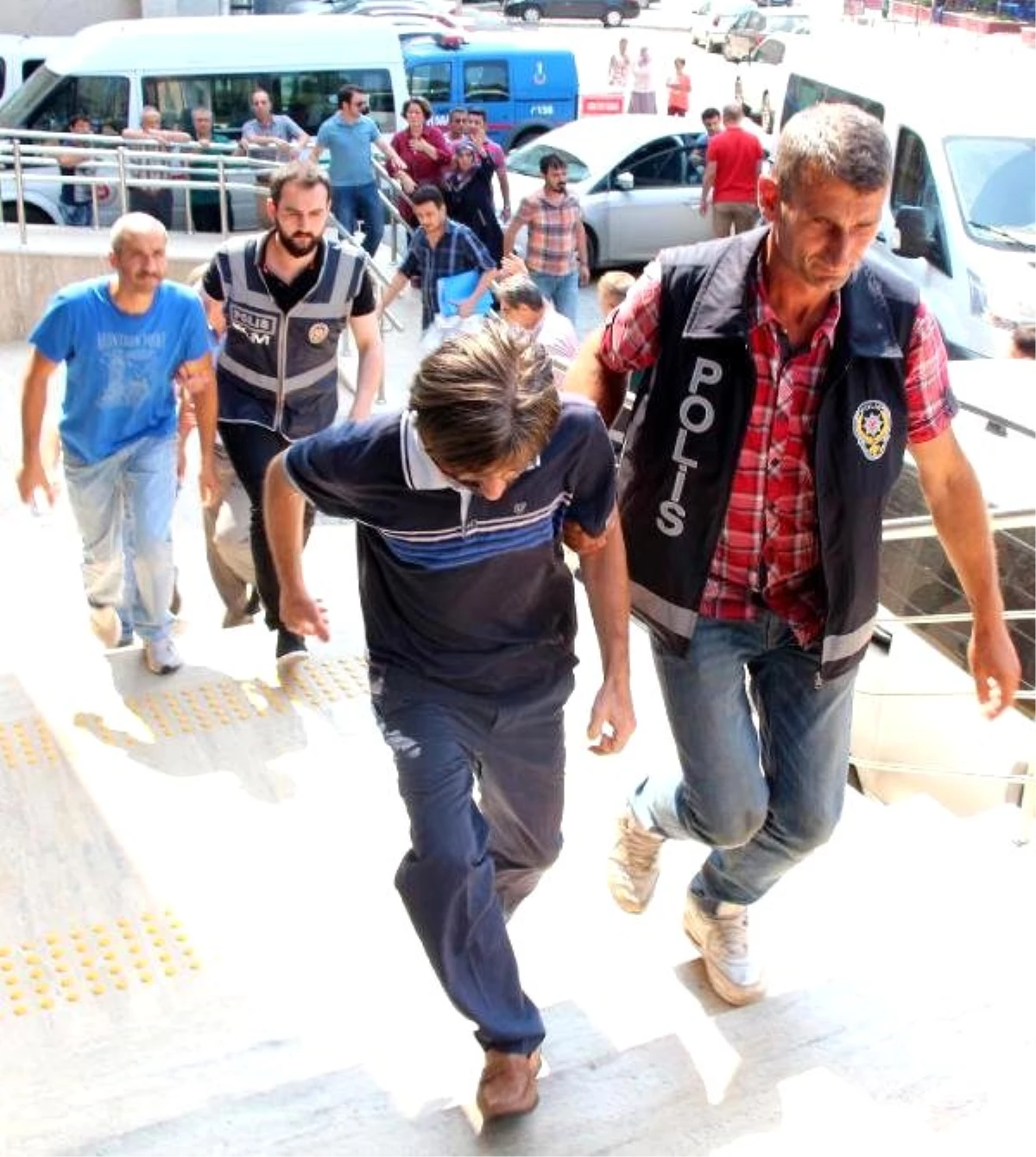 Zonguldak\'ta Fetö Soruşturmasında 13 Kişi Adliyede (2)