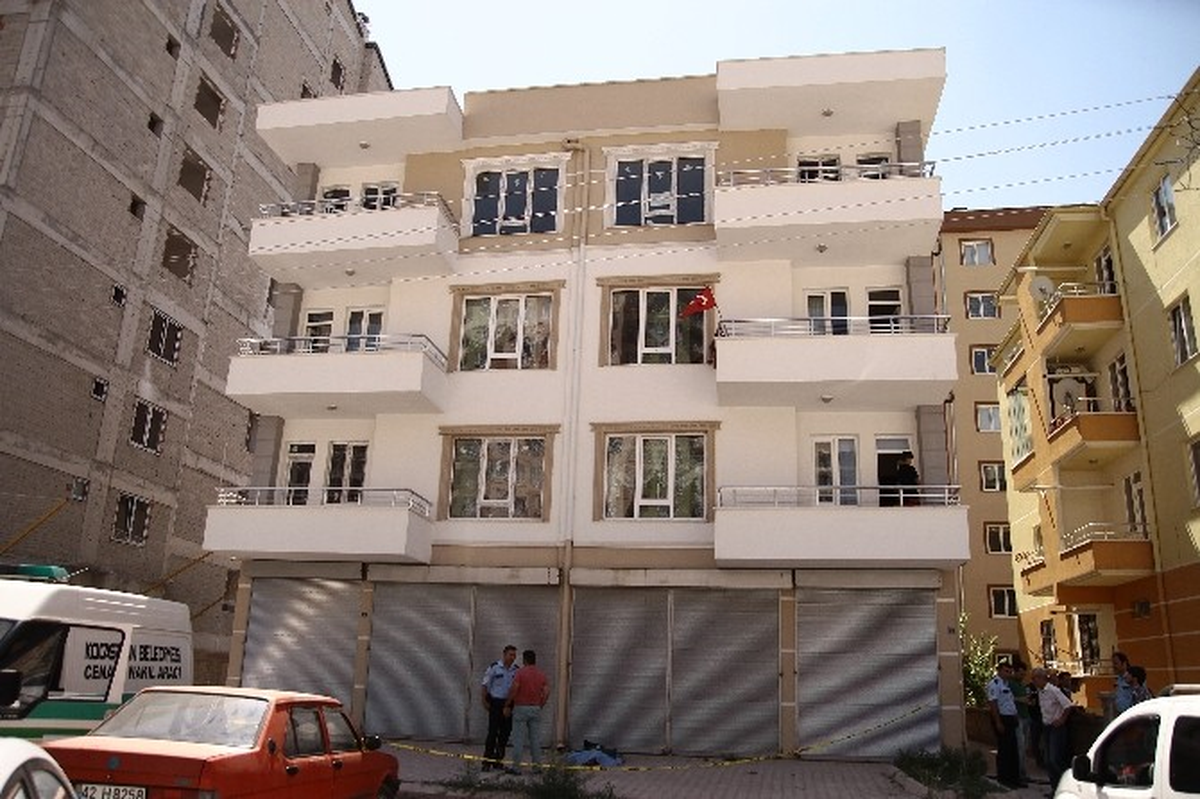 3 Katlı Binanın Çatısından Düşen Şahıs Hayatını Kaybetti