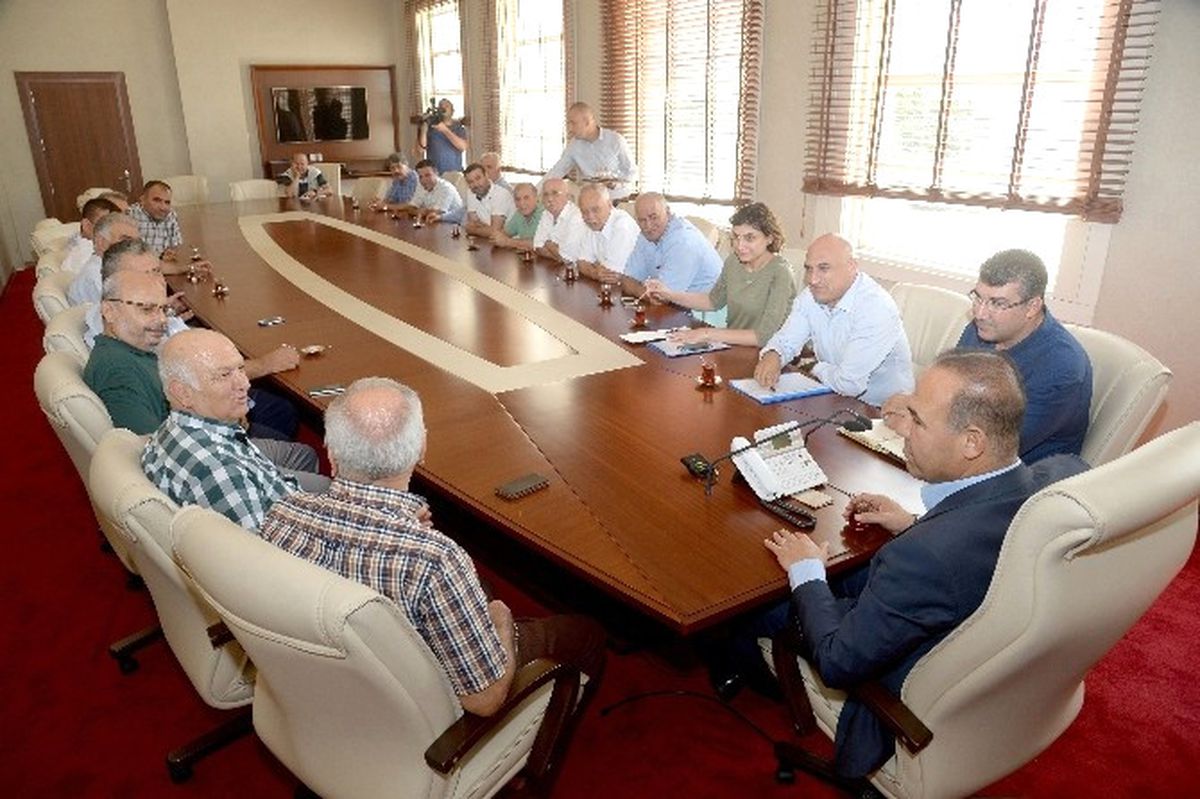 Adanalı Esnaftan Başkan Sözlü\'ye Plaka Teşekkürü