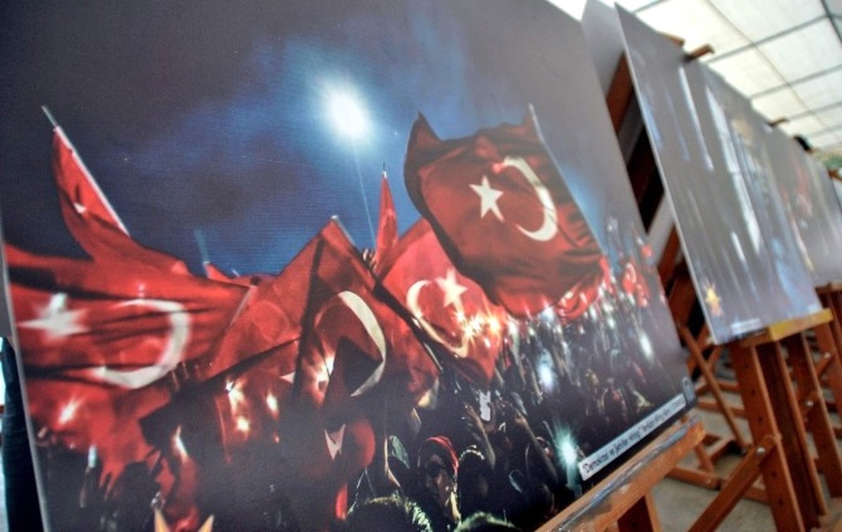 AK Parti \'15 Temmuz Milli İradenin Yükselişi Sergisi\'ni Aydınlılarla Buluşturdu