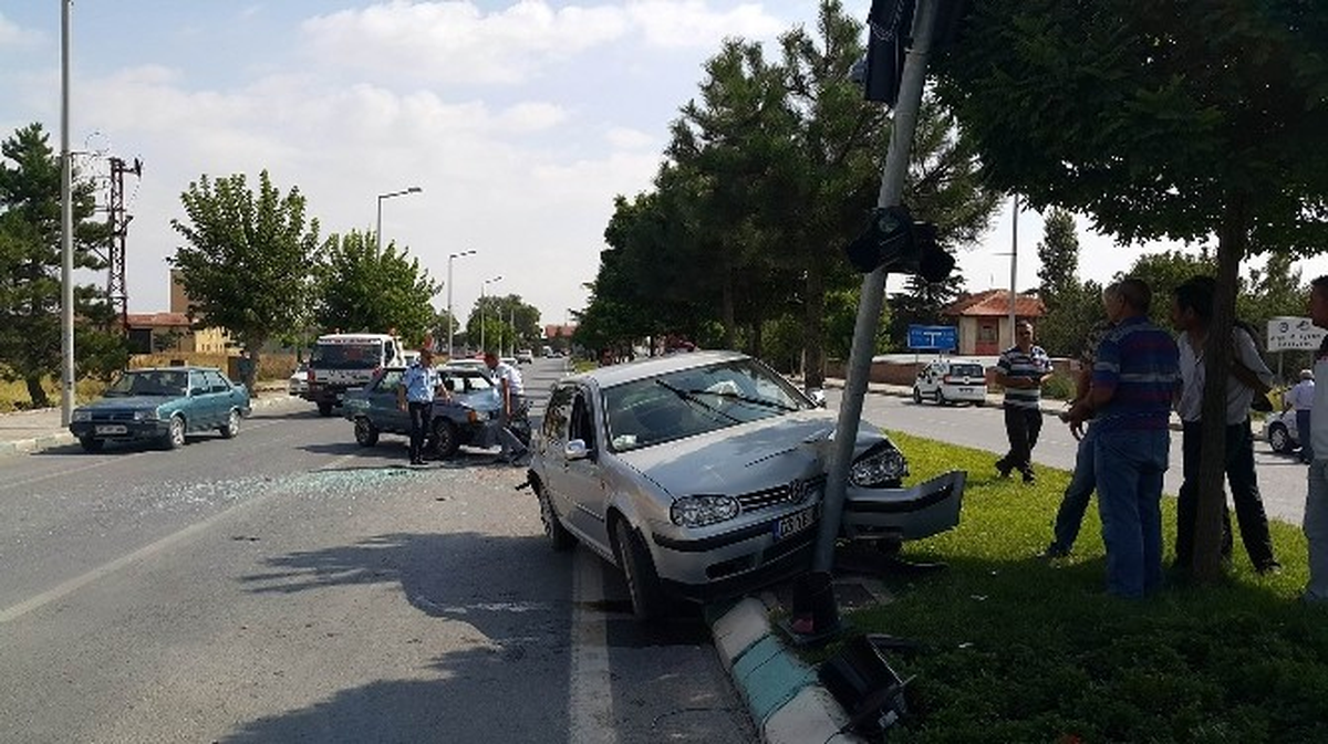 Akşehir\'de Trafik Kazası: 3 Yaralı