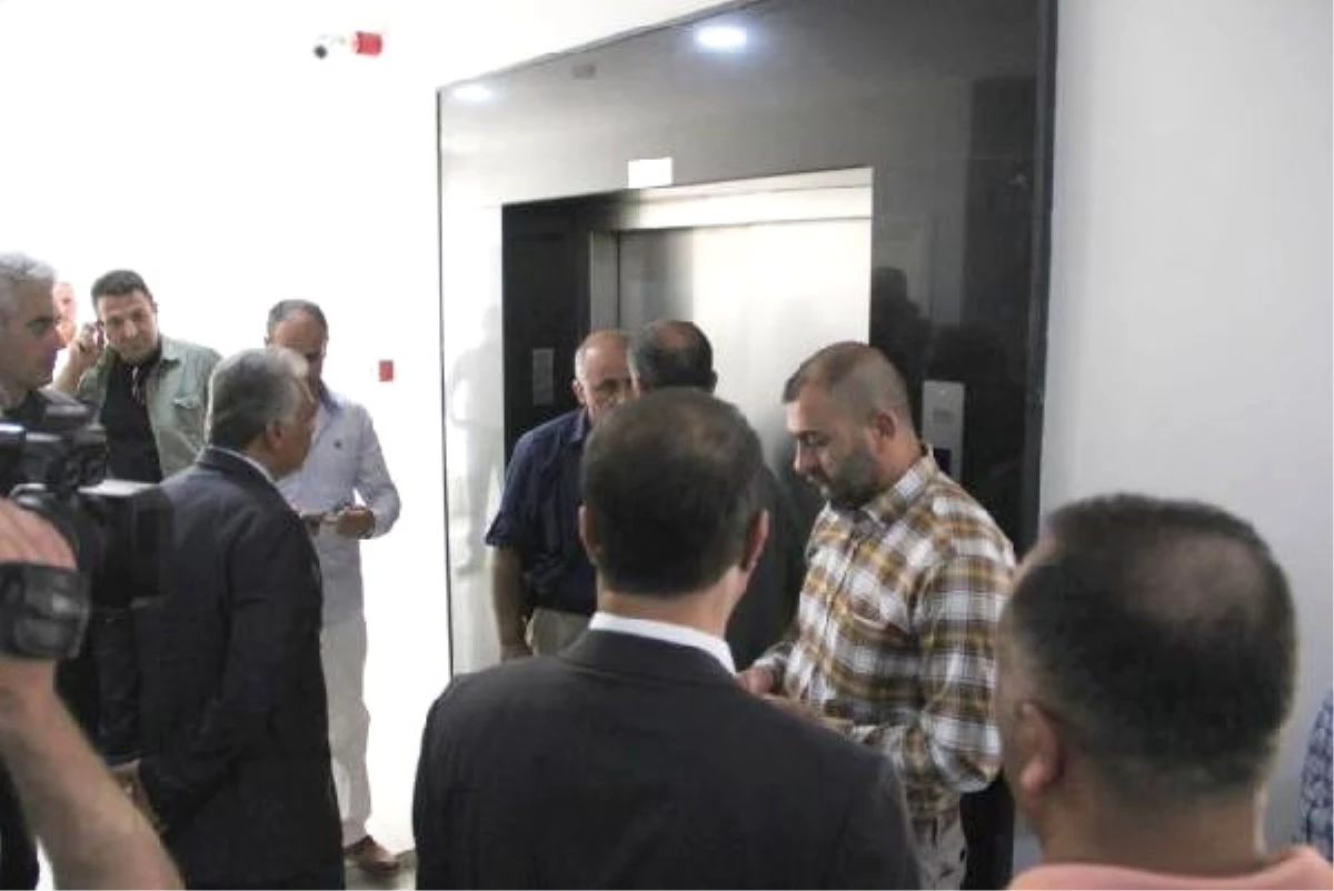 Bakanı Tüfenkçi ile TOBB Başkanı Asansörde Mahsur Kaldı