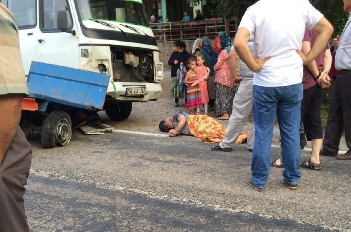 Bartın\'da Minibüs Pat Pat ile Çarpıştı: 1 Yaralı