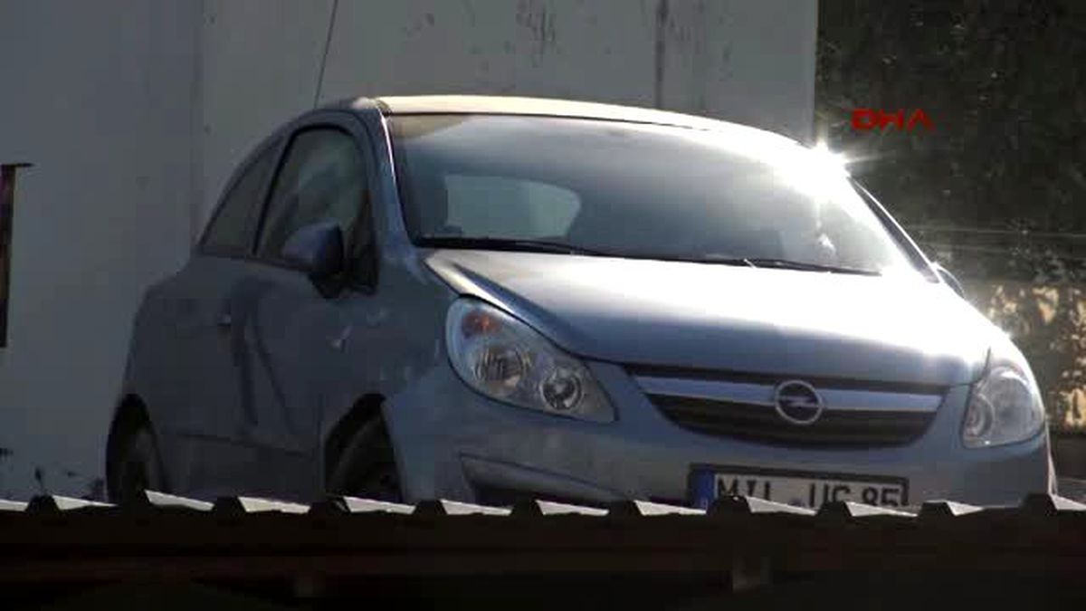 Çatıdaki Otomobili Görenler Şaşkınlık Yaşadı