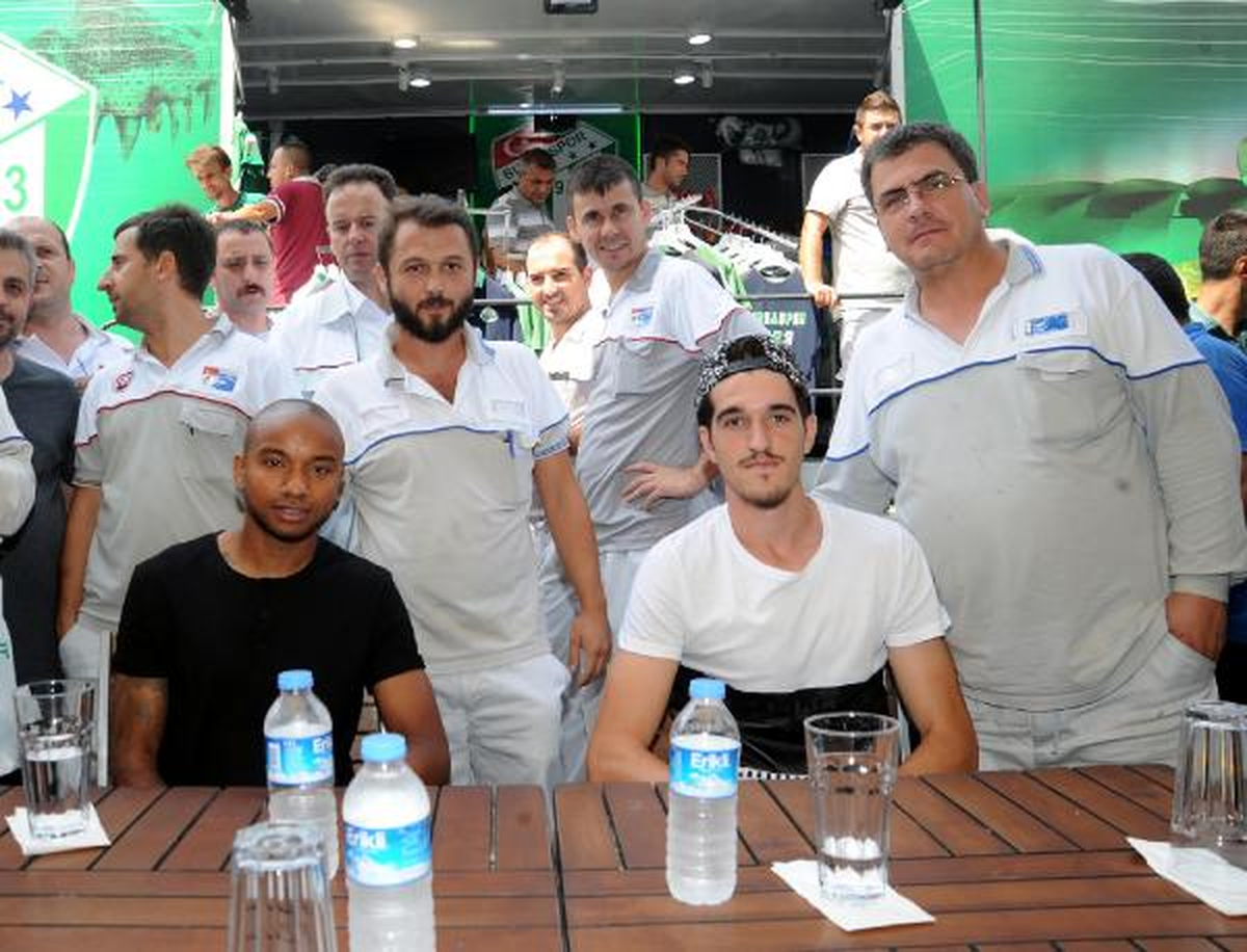 Bursasporlu Futbolcular Josua ve Kubilay, İmza Dağıttı