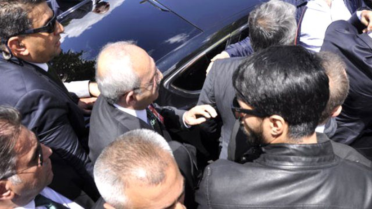 CHP Lideri Kılıçdaroğlu Zırhlı Araçla Çatışma Bölgesinden Çıkartıldı