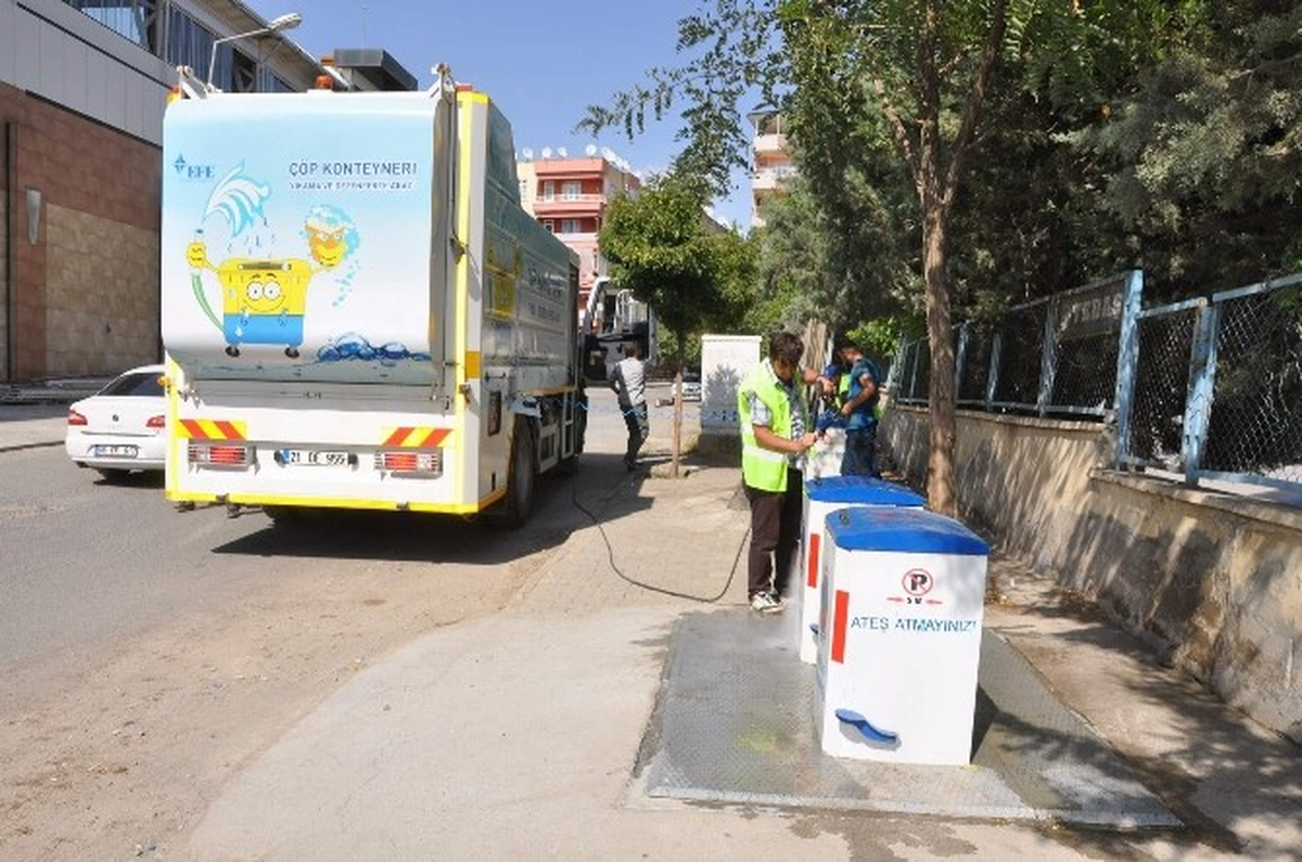 Çöp Konteynırları Dezenfekte Ediliyor