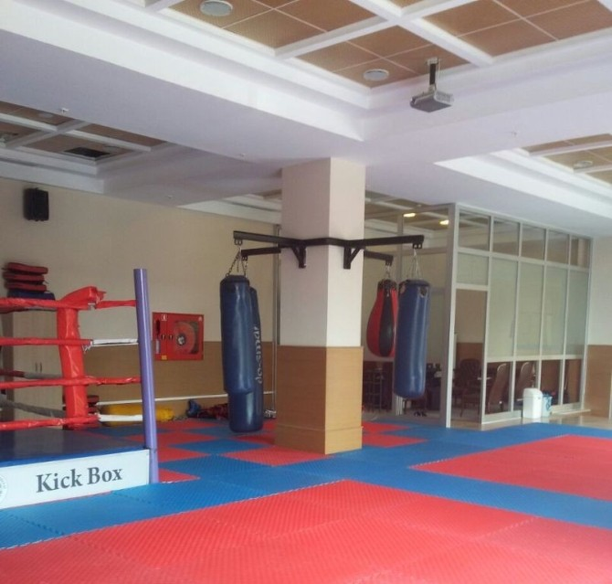 Dilovası Belediyesi Spor Salonu Hizmete Açıldı