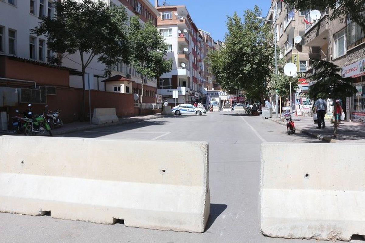 Emniyet Müdürlüğüne Giden Yolları Kapatıldı