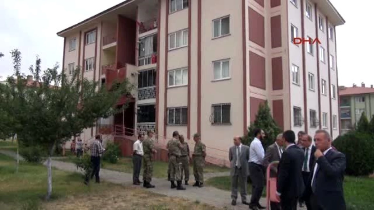 Erzincan Kılıçdaroğlu\'na Yönelik Saldırıda Şehit Olan Er Fatih Çaybaşı\'nın Evine Ateş Düştü