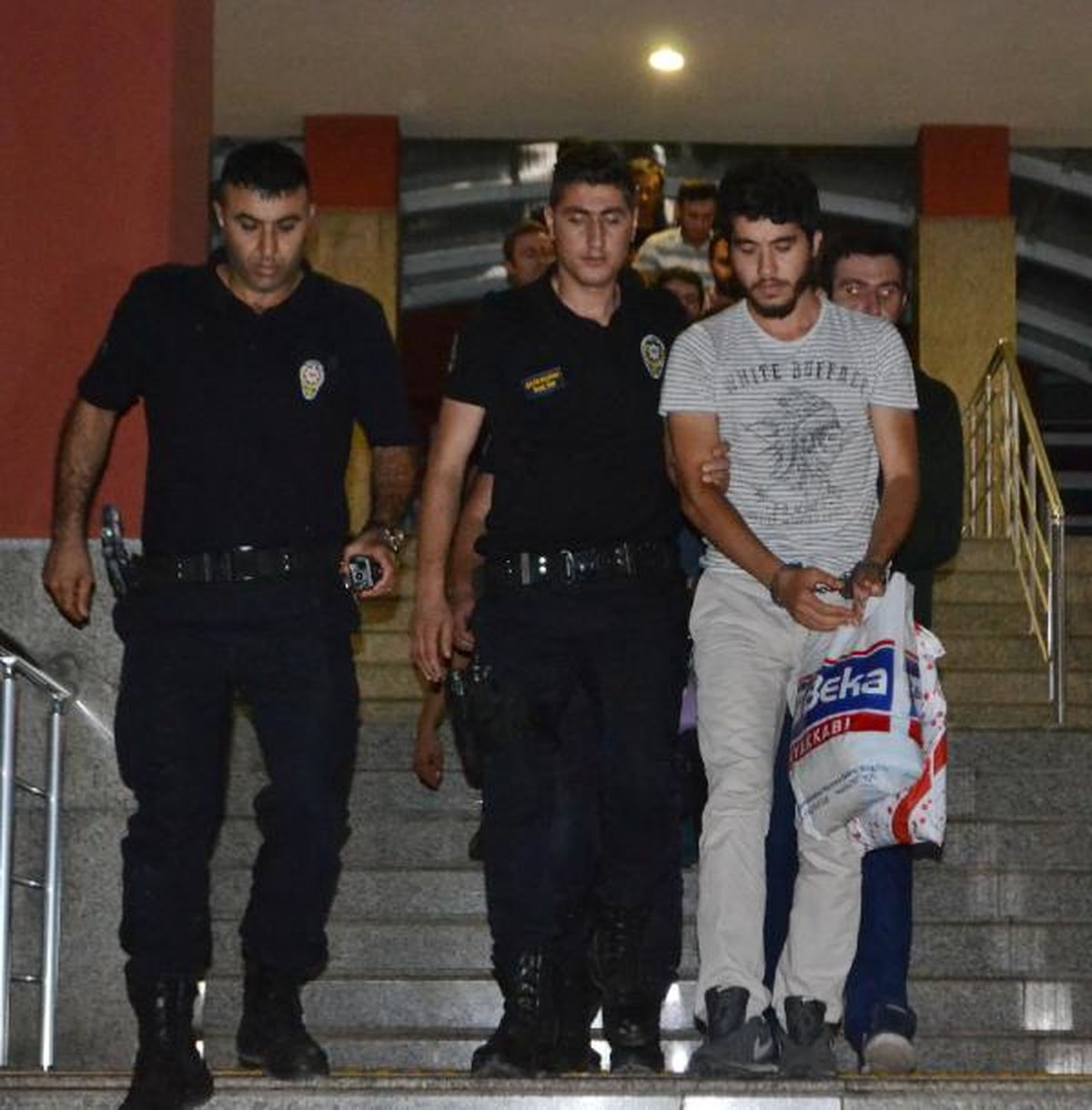 Fetö Soruşturmasında Gözaltına Alınan Akademisyenler Adliyeye Sevk Edildi (2)