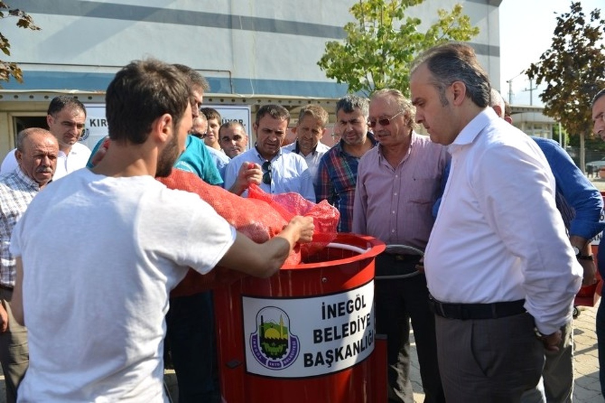 İnegöl Belediyesi\'nden Köylere Ceviz Soyma Makinesi