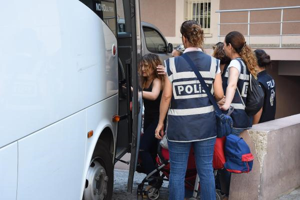İzmir\'de 12 Adliye Çalışanı Tutuklandı