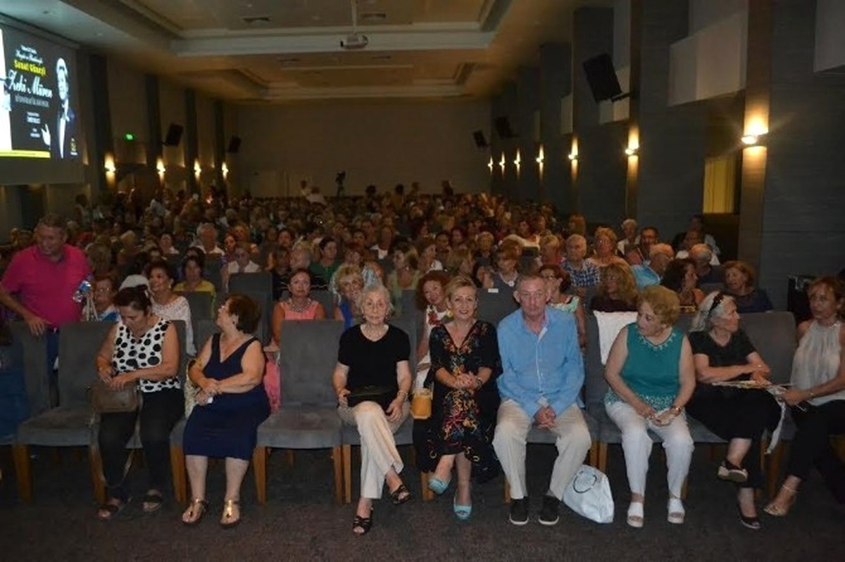 İzmir\'in Hanımları\' Zeki Müren İçin Söyledi