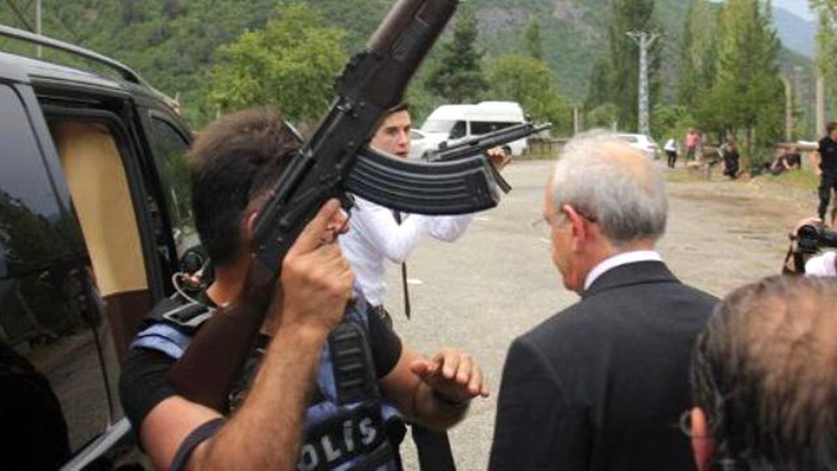 Kılıçdaroğlu\'nun Konvoyuna Saldırı