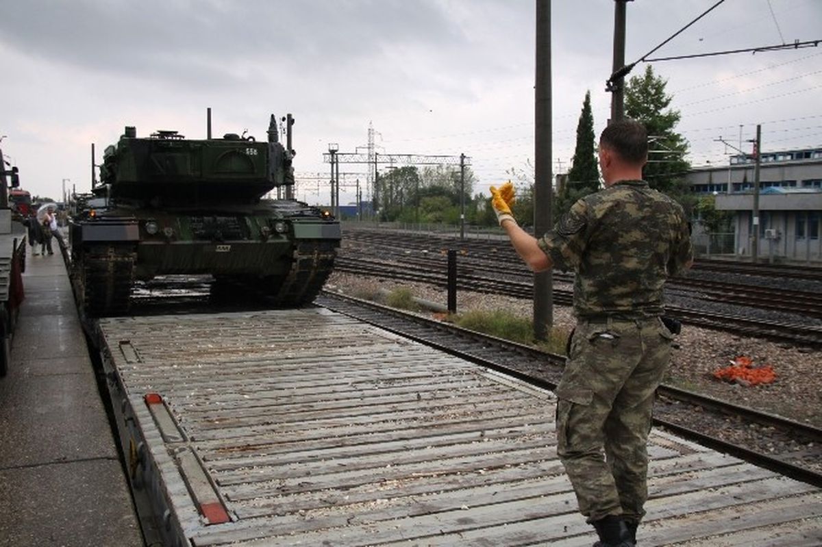 Kocaeli\'den Sınıra Tank Sevkiyatı Devam Ediyor