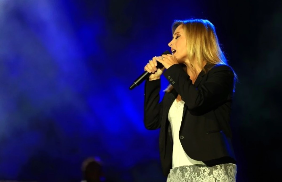 Lara Fabian Önce Ağaç Dikti, Sonra Sesiyle Büyüledi