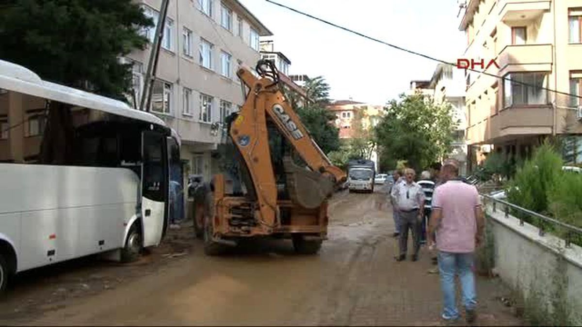 Maltepe'de Okulun Bahçe Duvarı Araçların Üzerine Yıkıldı