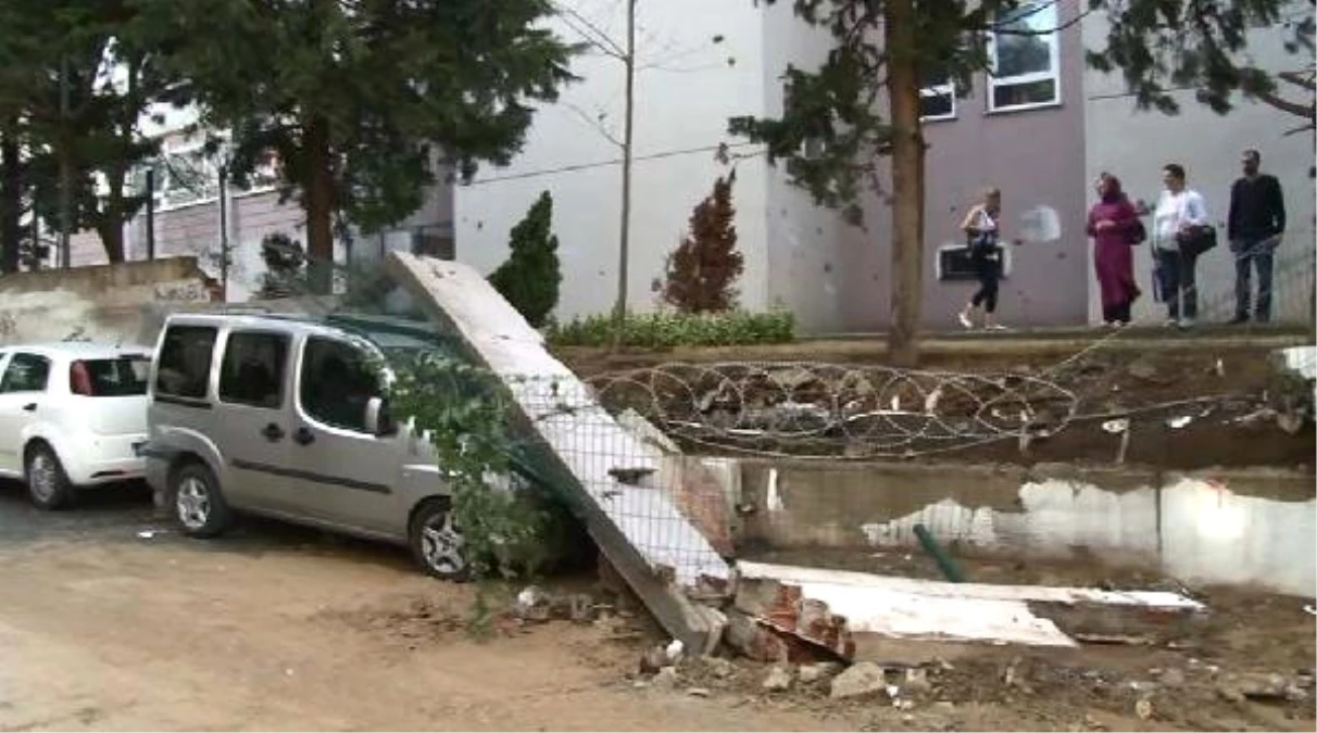 Maltepe\'de Okulun Bahçe Duvarı Araçların Üzerine Yıkıldı