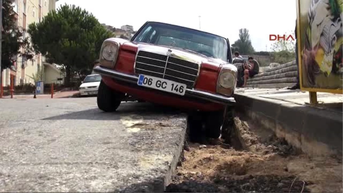 Maltepe\'de Yolun Bir Kısmı Çöktü; 10 Araç Çukura Saplandı