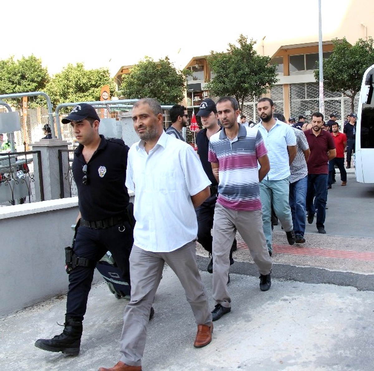 Mersin\'de Fetö Soruşturmasında 24 Emniyet Personeli Adliyeye Sevk Edildi
