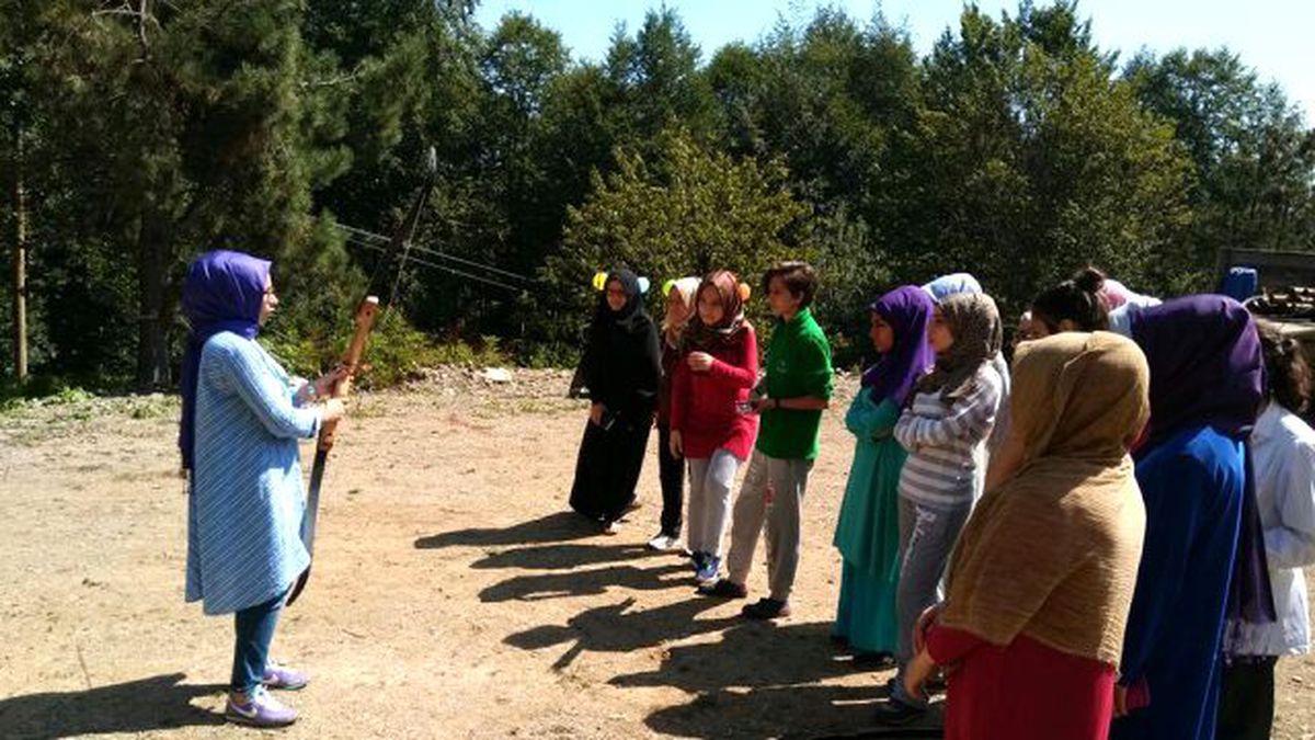 Mihmandar Kızlar Kampta