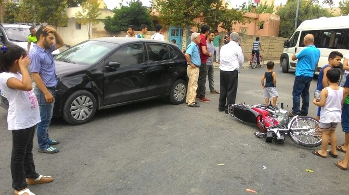 Motosiklet ile Otomobil Çarpıştı
