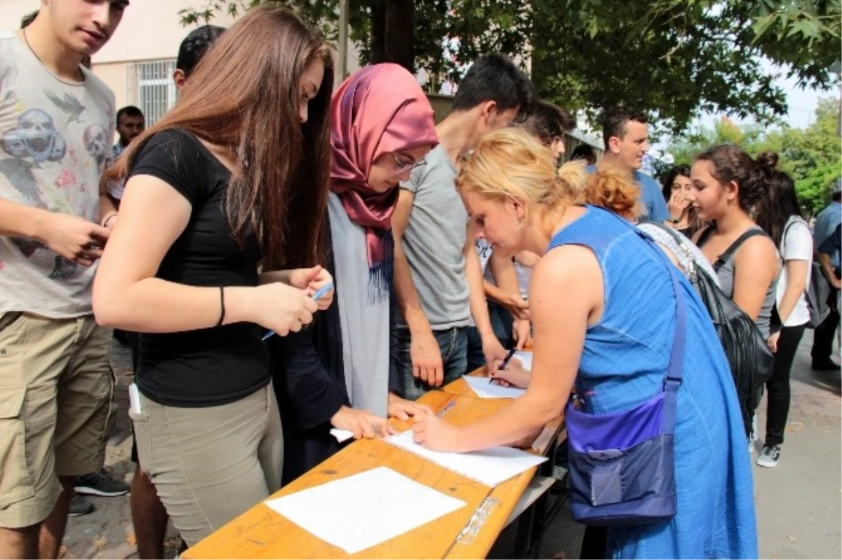 Öğrencilerden Okullarının Taşınmaması İçin İmza Kampanyası