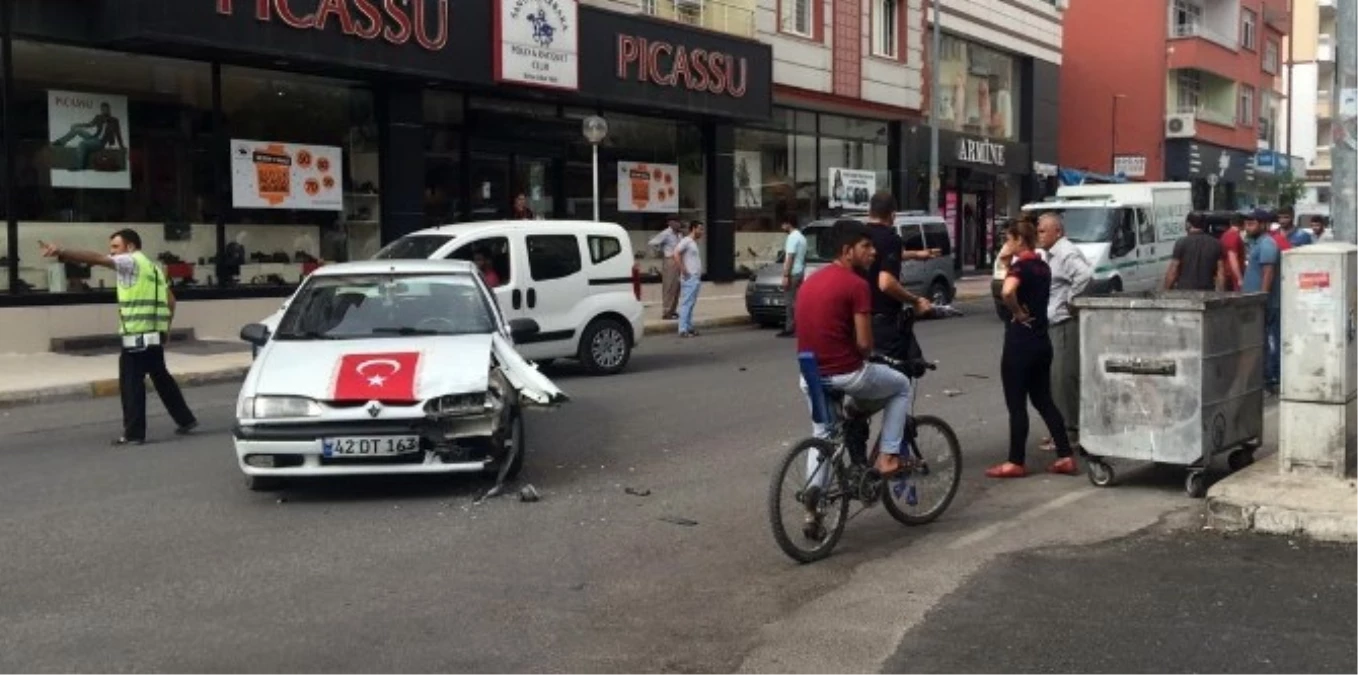 Otomobil ile Motosiklet Çarpıştı