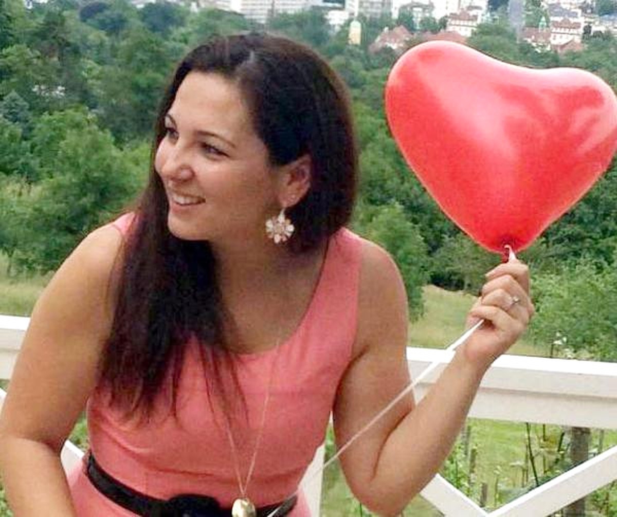 Otomobil İşyerinin Çatısına Uçtu