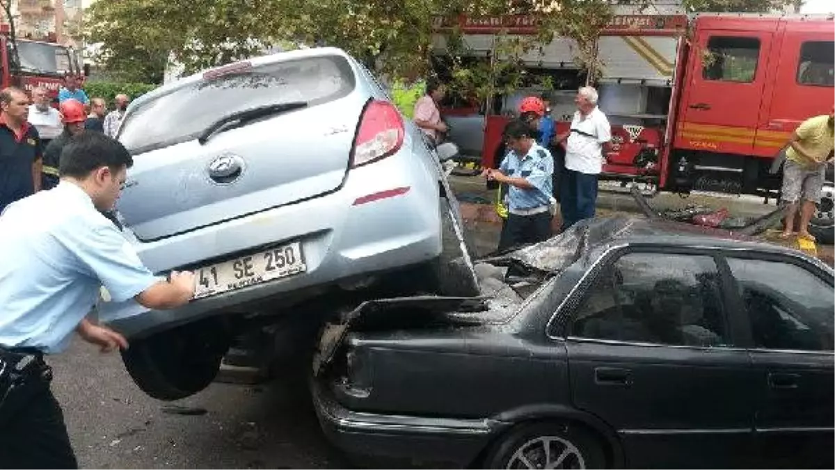 Otomobiliyle Park Halindeki Otomobilin Üzerine Uçtu: 1 Yaralı