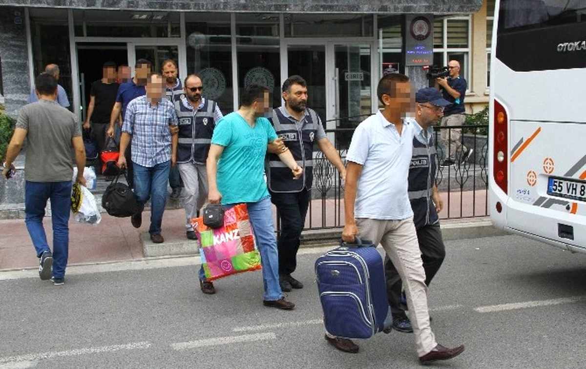 Samsun\'da Rütbeli Polisler ile Öğretmenler Adliyede