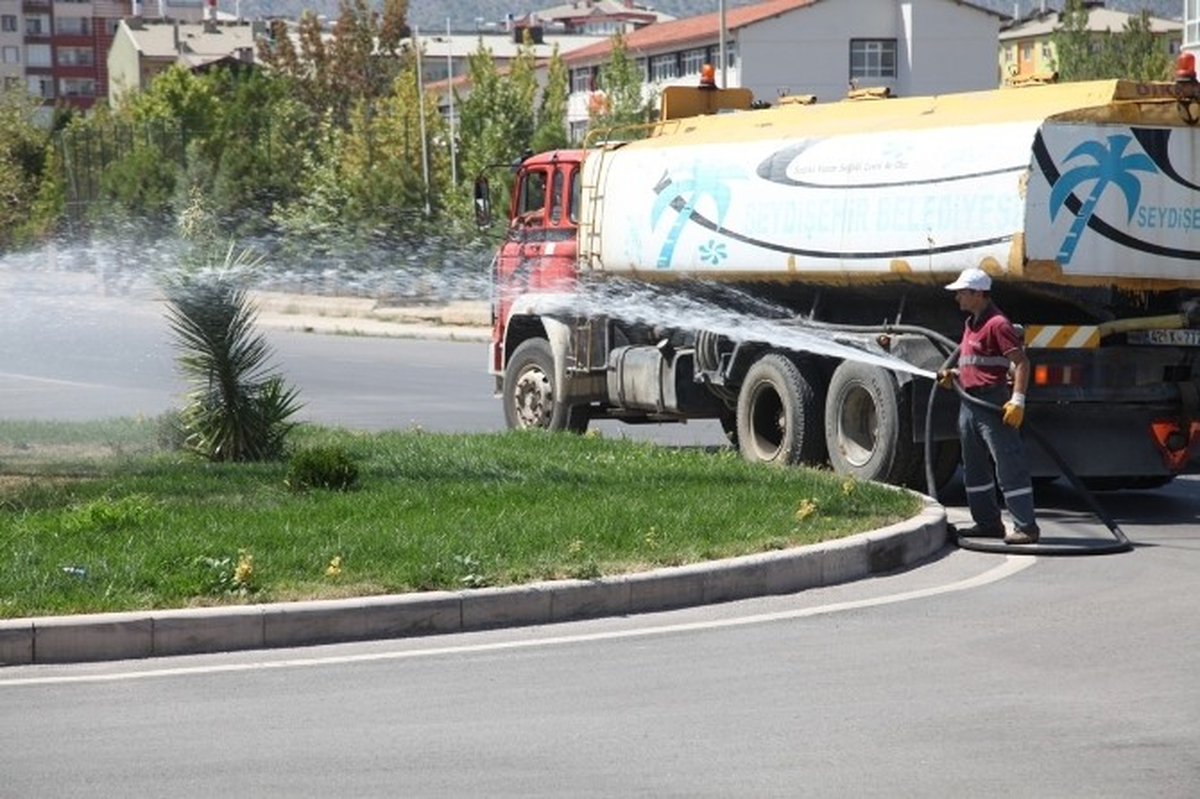 Seydişehir\'de Yeşil Alanlar Sulanıyor