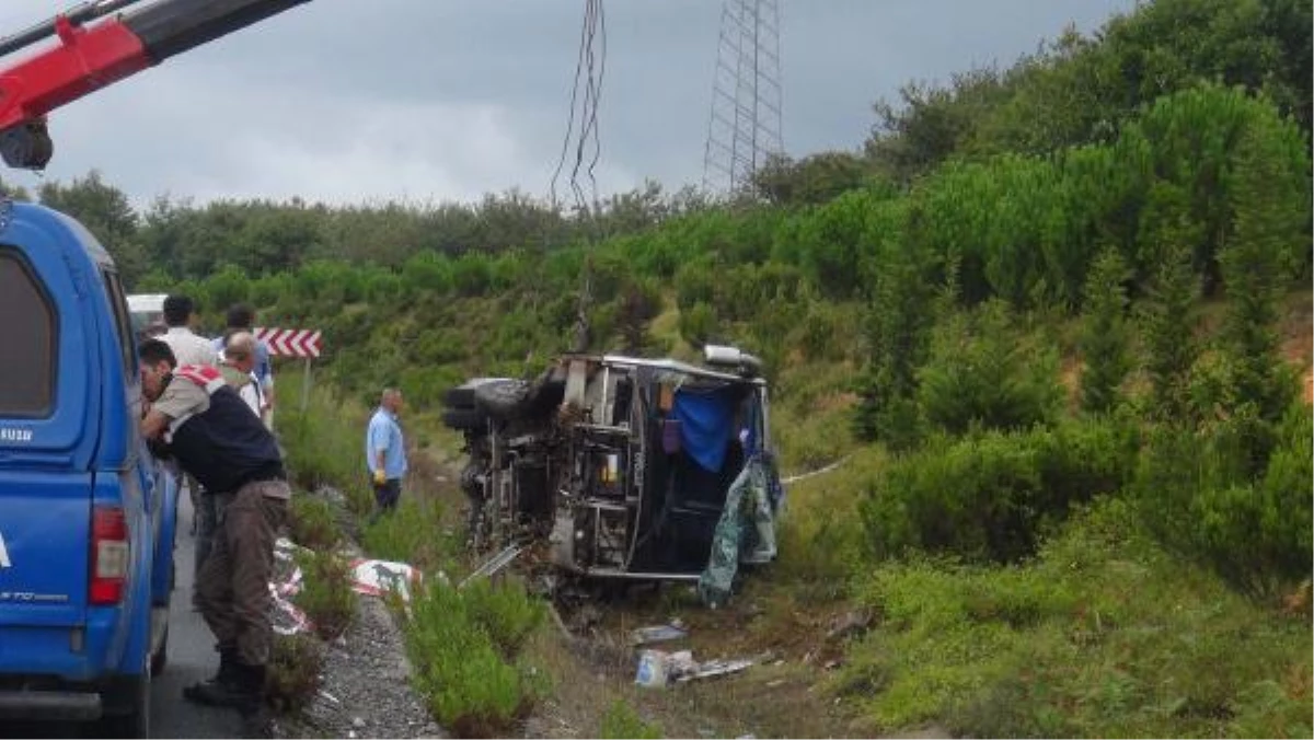 Şile Yolunda Servis Minibüsü Devrildi; 1 Kişi Öldü 4 Kişi Yaralandı